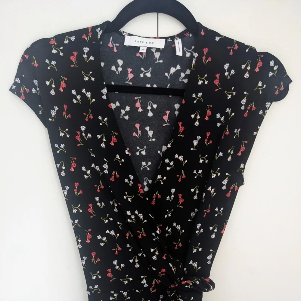 Lark & Ro XS Floral Wrap Dress - Picture 5 of 6
